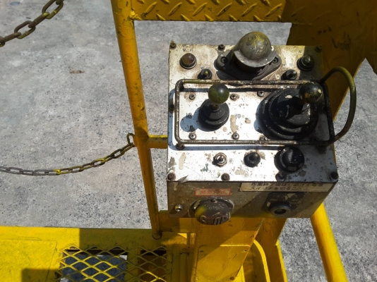 รถกระเช้า ยกสูง 6 เมตร รับน้ำหนักได้ 500 กิโล ใช้ได้ทั้ง 2 ระบบ น้ำมันและแบตเตอรี่ เครื่องยนต์ดีเซล 3 สูบ และแบตเตอรี่่ไฟ 24 w เก่านอกแท้ใช้งานได้จริงทุกระบบ พร้อมใช้งาน ราคา 150,000 บาท