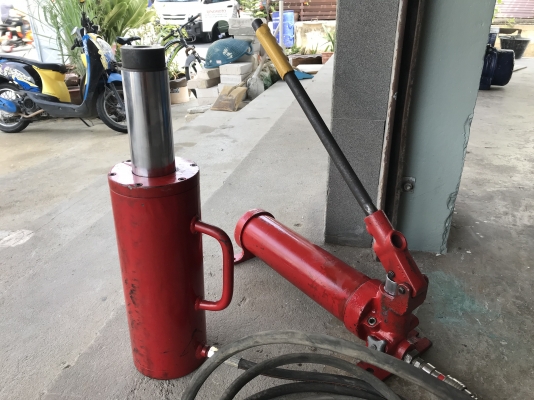 ขายปั๊มไฮโดรลิคมือโยก พร้อมสายและกระบอกไฮโดรลิคขนาด 60มิลลิเมตร ครบชุด สภาพสวย( มีน้ำมันซึมนิดหน่อย ) พร้อมใช้งาน