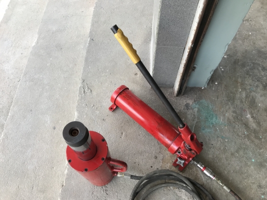 ขายปั๊มไฮโดรลิคมือโยก พร้อมสายและกระบอกไฮโดรลิคขนาด 60มิลลิเมตร ครบชุด สภาพสวย( มีน้ำมันซึมนิดหน่อย ) พร้อมใช้งาน