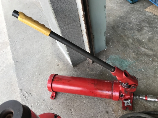ขายปั๊มไฮโดรลิคมือโยก พร้อมสายและกระบอกไฮโดรลิคขนาด 60มิลลิเมตร ครบชุด สภาพสวย( มีน้ำมันซึมนิดหน่อย ) พร้อมใช้งาน