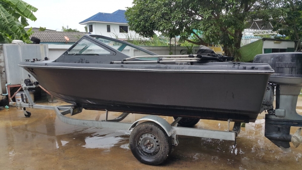 ขายเรือเร็วพร้อมเทรลเลอร์ครับติดต่อ0818590444