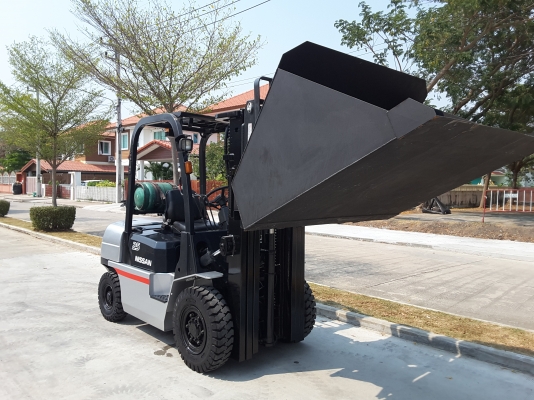 ขายฟอร์คลิฟท์ขนาด 2.5 ตันเสายกสูง 4.3 เมตรติดงาเท  0813535948