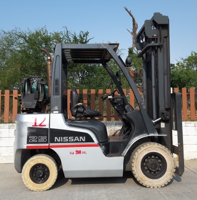 ขายฟอร์คลิฟท์ขนาด 2.5 ตันเสายกสูง 4 เมตร สนใจ 0813535948