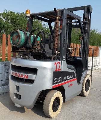 ขายฟอร์คลิฟท์ขนาด 2.5 ตันเสายกสูง 4 เมตร สนใจ 0813535948