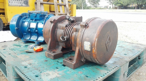 มอเตอร์สั่นเขย่างานยุโรปรุ่นงานหนัก เข้ามา 2 ตัว รอบ 1500 RPM ไฟ 380V พร้อมใช้งาน