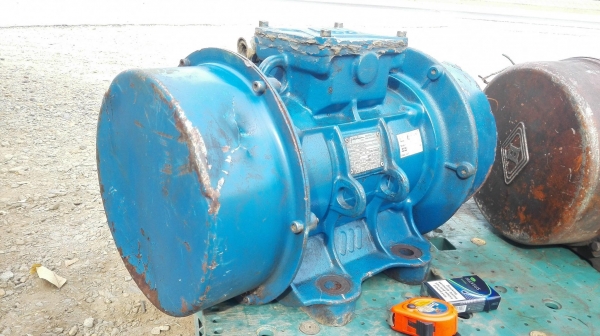 มอเตอร์สั่นเขย่างานยุโรปรุ่นงานหนัก เข้ามา 2 ตัว รอบ 1500 RPM ไฟ 380V พร้อมใช้งาน