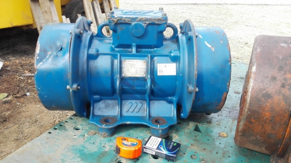 มอเตอร์สั่นเขย่างานยุโรปรุ่นงานหนัก เข้ามา 2 ตัว รอบ 1500 RPM ไฟ 380V พร้อมใช้งาน