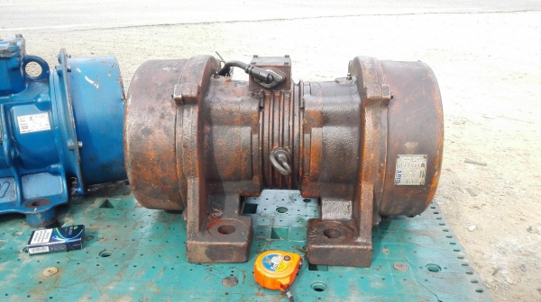 มอเตอร์สั่นเขย่างานยุโรปรุ่นงานหนัก เข้ามา 2 ตัว รอบ 1500 RPM ไฟ 380V พร้อมใช้งาน มอเตอร์สั่นเขย่างานยุโรปรุ่นงานหนัก เข้ามา 2 ตัว รอบ 1500 RPM ไฟ 380V พร้อมใช้งาน