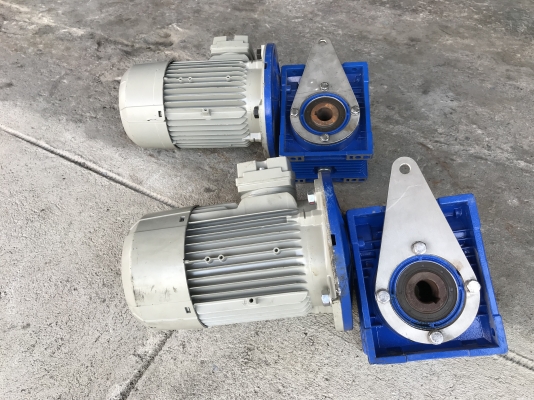 ( เหลือ 1ตัวครับ )ขายมอเตอร์เกียร์เพลาสวม Siemens 1HP. 380V หัวเกียร์ Paladrive อัตราทด 1:10 เพลาออกประมาณ 140รอบต่อนาที สภาพสวยมาก หมุนนิ่ม พร้อมใช้งาน มี 2ตัว ราคาตัวละ 4,000 บาท ( เหลือ 1ตัวครับ )ขายมอเตอร์เกียร์เพลาสวม Siemens 1HP. 380V หัวเกียร์ Paladrive อัตราทด 1:10 เพลาออกประมาณ 140รอบต่อนาที สภาพสวยมาก หมุนนิ่ม พร้อมใช้งาน มี 2ตัว ราคาตัวละ 4,000 บาท