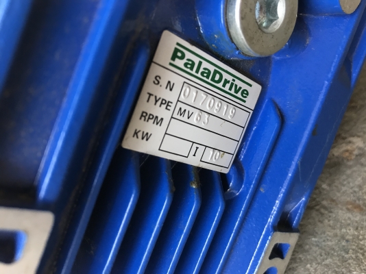 ( เหลือ 1ตัวครับ )ขายมอเตอร์เกียร์เพลาสวม Siemens 1HP. 380V หัวเกียร์ Paladrive อัตราทด 1:10 เพลาออกประมาณ 140รอบต่อนาที สภาพสวยมาก หมุนนิ่ม พร้อมใช้งาน มี 2ตัว ราคาตัวละ 4,000 บาท ( เหลือ 1ตัวครับ )ขายมอเตอร์เกียร์เพลาสวม Siemens 1HP. 380V หัวเกียร์ Paladrive อัตราทด 1:10 เพลาออกประมาณ 140รอบต่อนาที สภาพสวยมาก หมุนนิ่ม พร้อมใช้งาน มี 2ตัว ราคาตัวละ 4,000 บาท