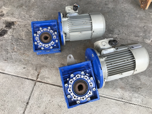 ( เหลือ 1ตัวครับ )ขายมอเตอร์เกียร์เพลาสวม Siemens 1HP. 380V หัวเกียร์ Paladrive อัตราทด 1:10 เพลาออกประมาณ 140รอบต่อนาที สภาพสวยมาก หมุนนิ่ม พร้อมใช้งาน มี 2ตัว ราคาตัวละ 4,000 บาท