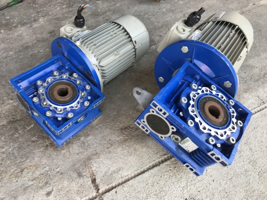 ( เหลือ 1ตัวครับ )ขายมอเตอร์เกียร์เพลาสวม Siemens 1HP. 380V หัวเกียร์ Paladrive อัตราทด 1:10 เพลาออกประมาณ 140รอบต่อนาที สภาพสวยมาก หมุนนิ่ม พร้อมใช้งาน มี 2ตัว ราคาตัวละ 4,000 บาท ( เหลือ 1ตัวครับ )ขายมอเตอร์เกียร์เพลาสวม Siemens 1HP. 380V หัวเกียร์ Paladrive อัตราทด 1:10 เพลาออกประมาณ 140รอบต่อนาที สภาพสวยมาก หมุนนิ่ม พร้อมใช้งาน มี 2ตัว ราคาตัวละ 4,000 บาท