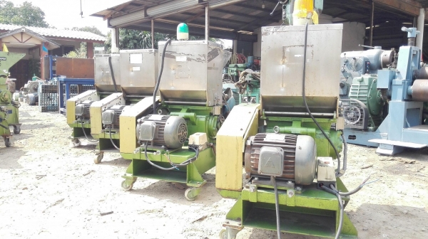 เครื่องบดเม็ดพลาสติก(CRUSHER)ขนาด 2 HP 380V ปลดจากไลน์ผลิตสภาพสวยไม่มีช้ำมีดคมพร้อมใช้ เข้ามา 8 ตัว