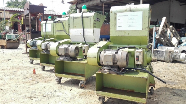 เครื่องบดเม็ดพลาสติก(CRUSHER)ขนาด 2 HP 380V ปลดจากไลน์ผลิตสภาพสวยไม่มีช้ำมีดคมพร้อมใช้ เข้ามา 8 ตัว เครื่องบดเม็ดพลาสติก(CRUSHER)ขนาด 2 HP 380V ปลดจากไลน์ผลิตสภาพสวยไม่มีช้ำมีดคมพร้อมใช้ เข้ามา 8 ตัว