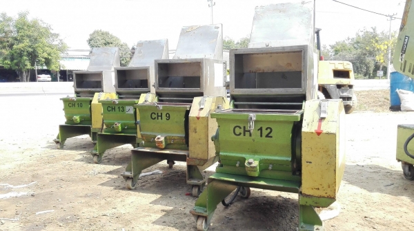 เครื่องบดเม็ดพลาสติก(CRUSHER)ขนาด 2 HP 380V ปลดจากไลน์ผลิตสภาพสวยไม่มีช้ำมีดคมพร้อมใช้ เข้ามา 8 ตัว