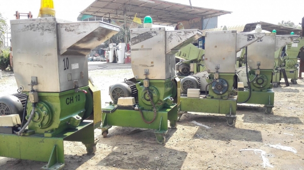 เครื่องบดเม็ดพลาสติก(CRUSHER)ขนาด 2 HP 380V ปลดจากไลน์ผลิตสภาพสวยไม่มีช้ำมีดคมพร้อมใช้ เข้ามา 8 ตัว