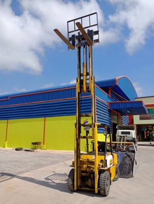 ่รถยกโคมัตสึ รุ่น10 น้ำหนักยก2.5ตัน เครื่องดีเซล เกียร์ออโต้ เสาเข้าตู้สูง4.75เมตร