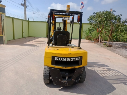 ่รถยกโคมัตสึ รุ่น10 น้ำหนักยก2.5ตัน เครื่องดีเซล เกียร์ออโต้ เสาเข้าตู้สูง4.75เมตร