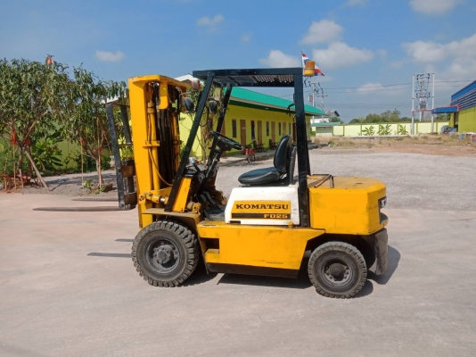 ่รถยกโคมัตสึ รุ่น10 น้ำหนักยก2.5ตัน เครื่องดีเซล เกียร์ออโต้ เสาเข้าตู้สูง4.75เมตร