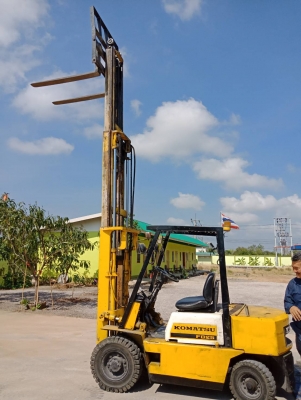 ่รถยกโคมัตสึ รุ่น10 น้ำหนักยก2.5ตัน เครื่องดีเซล เกียร์ออโต้ เสาเข้าตู้สูง4.75เมตร