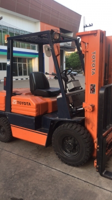 รถยกโตโยต้า รุ่น5 น้ำหนักยก2.5ตัน เครื่องดีเซลเกียร์ออโต้ เสา4.75 เมตร เข้าตู้ แผงงาสไลด์