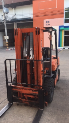 รถยกโตโยต้า รุ่น5 น้ำหนักยก2.5ตัน เครื่องดีเซลเกียร์ออโต้ เสา4.75 เมตร เข้าตู้ แผงงาสไลด์