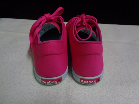 ขายรองเท้าผู้หญิง Reebok แท้ สีชมพู สภาพสวย ราคา 1,290 บาท ขายรองเท้าผู้หญิง Reebok แท้ สีชมพู สภาพสวย ราคา 1,290 บาท