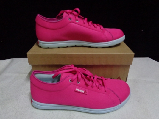 ขายรองเท้าผู้หญิง Reebok แท้ สีชมพู สภาพสวย ราคา 1,290 บาท ขายรองเท้าผู้หญิง Reebok แท้ สีชมพู สภาพสวย ราคา 1,290 บาท