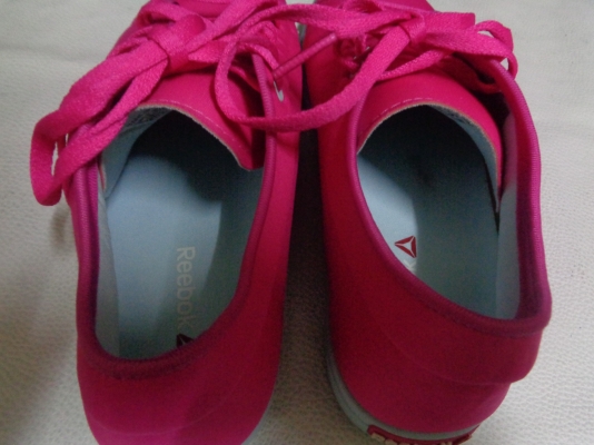 ขายรองเท้าผู้หญิง Reebok แท้ สีชมพู สภาพสวย ราคา 1,290 บาท