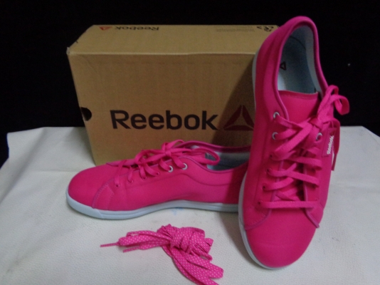 ขายรองเท้าผู้หญิง Reebok แท้ สีชมพู สภาพสวย ราคา 1,290 บาท