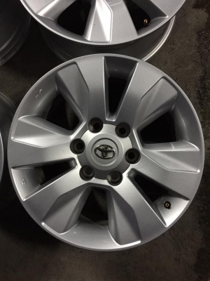 ล้อรีโว่ ขอบ17+น๊อต (ถอดรถป้ายแดงวิ่งใช้งานหมื่นโล) ชุด4วง5500บ.สนใจโทร0879050181.จัดส่งได้ทั่วไทย