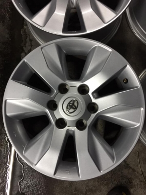 ล้อรีโว่ ขอบ17+น๊อต (ถอดรถป้ายแดงวิ่งใช้งานหมื่นโล) ชุด4วง5500บ.สนใจโทร0879050181.จัดส่งได้ทั่วไทย