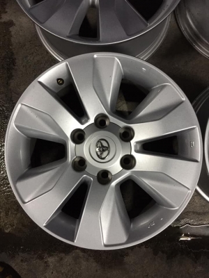 ล้อรีโว่ ขอบ17+น๊อต (ถอดรถป้ายแดงวิ่งใช้งานหมื่นโล) ชุด4วง5500บ.สนใจโทร0879050181.จัดส่งได้ทั่วไทย