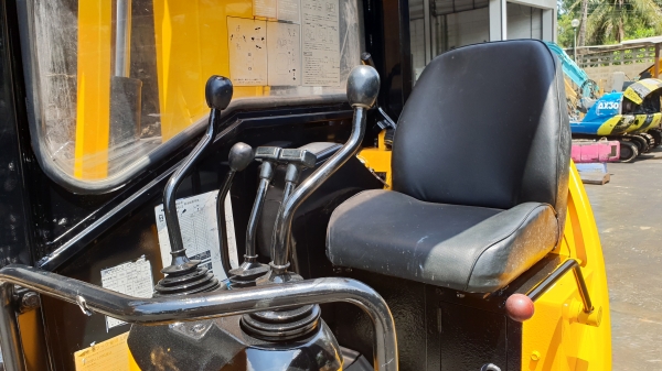 ขาย รถขุด KOMATSU รุ่น PC28UU-2- มือสองญี่ปุ่น แทรกเหล็ก สลัก บูทเอวแน่น 100\% มีไลน์กระแทก สวยพร้อมใช้งาน มือถือ 0818753444