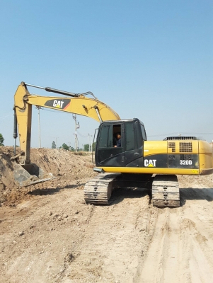 ขาย 1,290,000 CAT 320 D เล่มทะเบียน ไฟฟ้าครบ เครื่องดี ปั้มแรง โซ่ใหม่ เอวแน่น รถสวยพร้อมใช้เอกสารพร้อมโอน รถอยู่ กาญจนบุรี 090-772-3710 090-772-3708