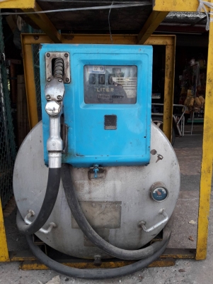 ถังน้ำมันเก่ายี่ปุ่นพร้อมหัวจ่าย