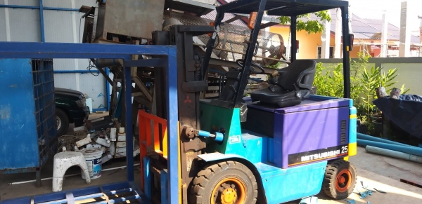 ขายรถโฟล์คลิฟท์ MITSUBISHI สามตันไฟฟ้าใช้มอเตอร์ต้องไปเชคระบบไฟขายตามสภาพ