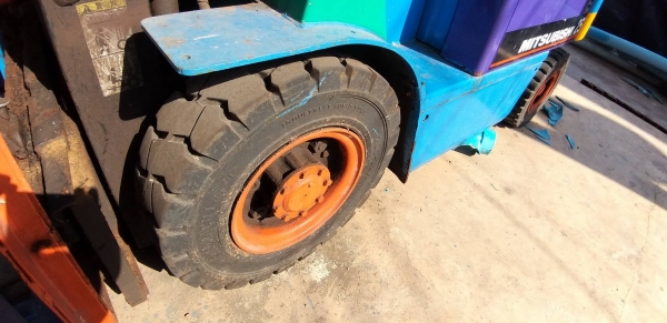 ขายรถโฟล์คลิฟท์ MITSUBISHI สามตันไฟฟ้าใช้มอเตอร์ต้องไปเชคระบบไฟขายตามสภาพ ขายรถโฟล์คลิฟท์ MITSUBISHI สามตันไฟฟ้าใช้มอเตอร์ต้องไปเชคระบบไฟขายตามสภาพ