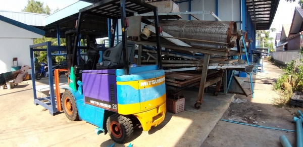 ขายโฟล์คลิฟท์ MITSUBISHI สามตันไฟฟ้าใช้มอเตอร์ต้องไปเชคระบบตามสภาพ