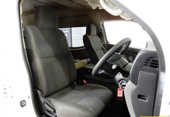 ราคา 539,000 บาท Nissan Urvan 2.5 NV350 Van MT 2014 ติดดตั้งแก๊ส CNG โรงงาน 2ถัง ถังละ 100 ลิตร