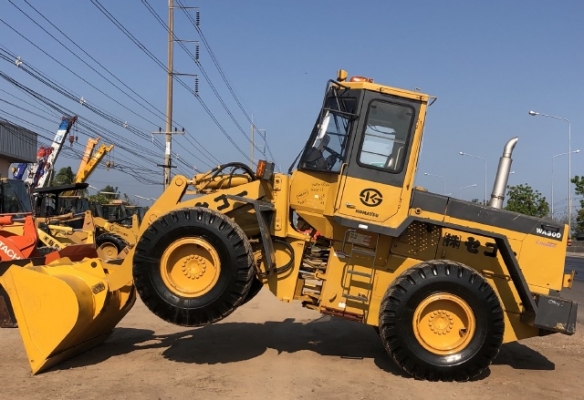 ขายรถตักล้อยาง KOMATSU WA300-1 นำเข้าเองจากญี่ปุ่น สภาพสวยพร้อมใช้ มีVDOการทำงานครับ