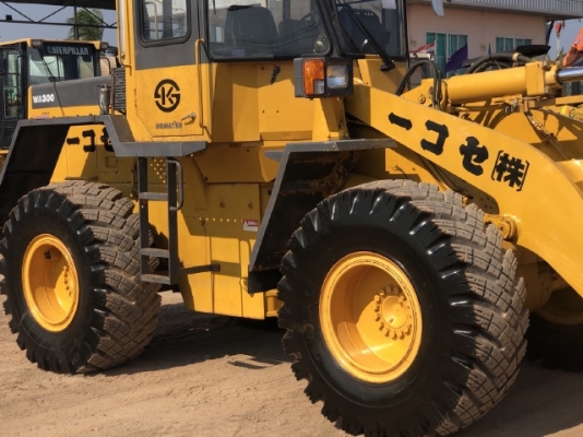 ขายรถตักล้อยาง KOMATSU WA300-1 นำเข้าเองจากญี่ปุ่น สภาพสวยพร้อมใช้ มีVDOการทำงานครับ