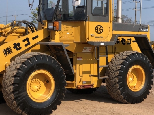 ขายรถตักล้อยาง KOMATSU WA300-1 นำเข้าเองจากญี่ปุ่น สภาพสวยพร้อมใช้ มีVDOการทำงานครับ