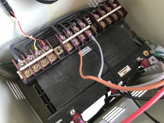 ขายหม้อแปลงไฟฟ้า 20KVA ไฟเข้า 380V 3สาย ไฟออก 200V 3สาม แยกออกได้ 3จุด  และต่อแยกเป็น 110V 2สายได้ครับ ใช้คุมเครื่องจักรญี่ปุ่น สภาพสวยมาก พร้อมใช้งาน