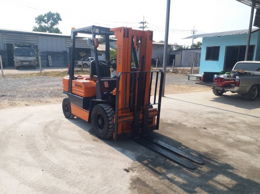 รถยกโตโยต้ารุ่น 5 น้ำหนักยก 2.5 ตัน เสาสูง 4.75 เช้าตู้ แผงงาสไลด์ เครื่องดีเซล เกียร์ออโต้