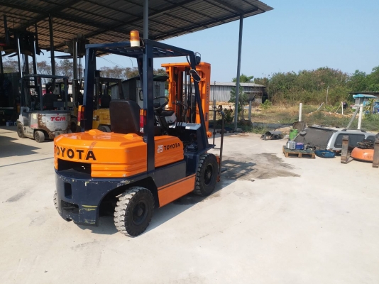 รถยกโตโยต้ารุ่น 5 น้ำหนักยก 2.5 ตัน เสาสูง 4.75 เช้าตู้ แผงงาสไลด์ เครื่องดีเซล เกียร์ออโต้