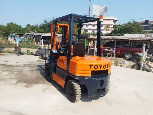 รถยกโตโยต้ารุ่น 5 น้ำหนักยก 2.5 ตัน เสาสูง 4.75 เช้าตู้ แผงงาสไลด์ เครื่องดีเซล เกียร์ออโต้