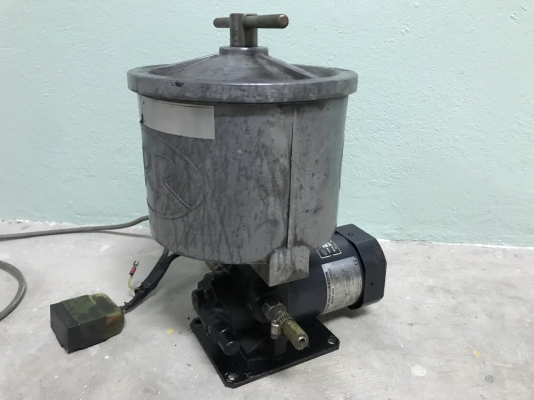 ขายปั๊มน้ำมัน NOP Trochoid pump 90W 220V ไฟบ้าน made in Japan พร้อมถังกรอง สภาพสวยมาก พร้อมใช้งาน ราคา 3,000 บาทพร้อมส่ง