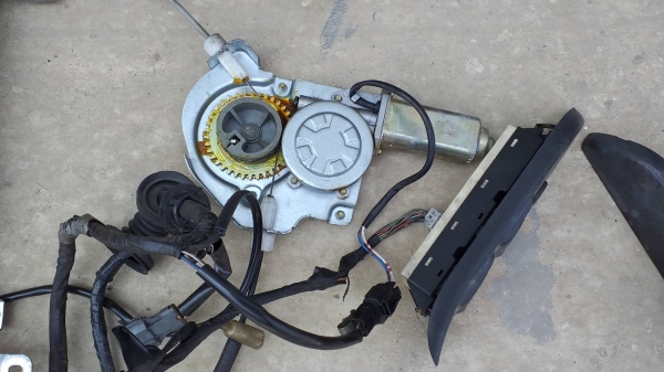 เฟืองกระจกประตูไฟฟ้า เซ็นทรัลล็อค พร้อมสวิทซ์ ชุดสายไฟ ทั้งชุด isuzu mu wizard ใส่ tfr cameo vega dragoneye คู่ละ6000บาท