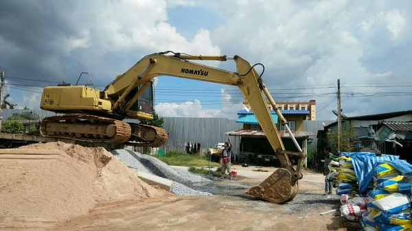ขายรถแบคโฮ KOMATSU PC200-6 ระบบไฟเต็ม ไม่มีเอกสาร มีระบบหัวกระแทก ราคา 700000